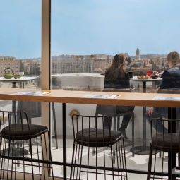 מחדר האוכל של מלון ibis styles. צילום אסף פינצוק - רשת מלונות ACCOR - מרחיבה את פעילותה בישראל.